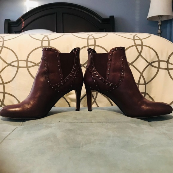 WARDROBE CLEAR OUT - Gorgeous Vince Camuto purple Leather Ankle Boots - Picture 3 of 8